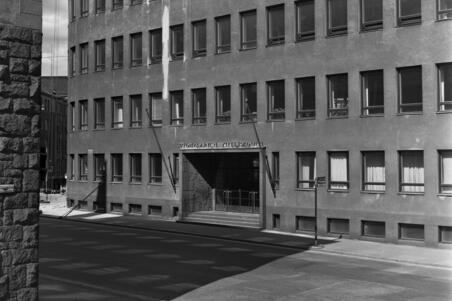 Helsingin Suomalaisen Yhteiskoulu, julkisivu Nervenderinkadun toiselta puolelta