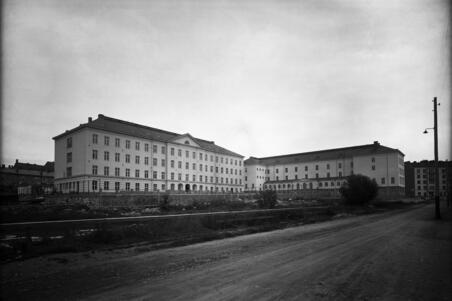 Helsingin Koelyseo (= Töölön Yhteislyseo) ja Svenska flickskolan eli ruotsalainen tyttökoulu.