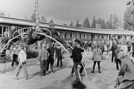Oppilaita välitunnilla Kannelmäen kansakoulun pihalla, Kanneltie 1