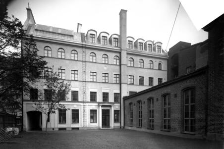 Lisa Hagmanin yksityisluokat -nimisen koulun pihafasadi, Kirkkokatu 6