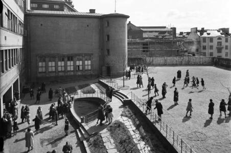 Välitunti Privata svenska flickskolanin pihalla, Apollonkatu 12