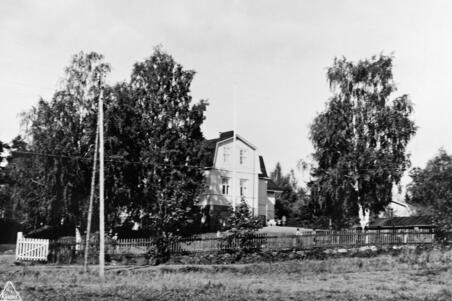 Metsolan kansakoulun koulurakennus ja ympäröivä piha