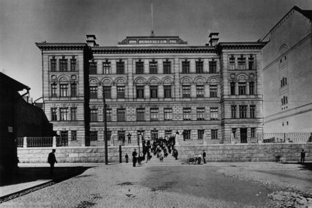 Arkkitehti Theodor Deckerin suunnittelema ja vuonna 1901 valmistunut Svenska Reallyceumin rakennus Liisankadulla