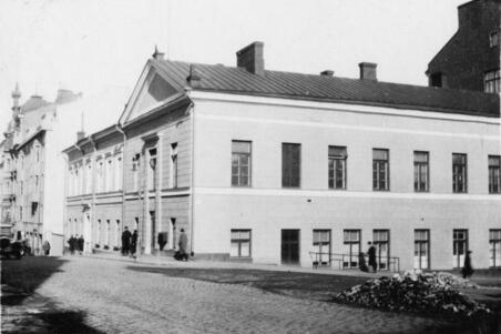 Kasarmikatu 21, Pohjoinen Makasiinikatu 11