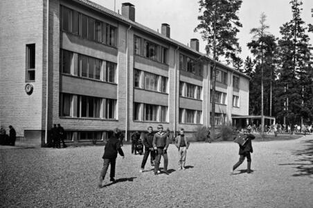 Koululaisia Pitäjänmäen kansakoulun (nykyään Pitäjänmäen peruskoulu) pihalla, Nuolitie 9 (nykyään Viinenkuja 6)