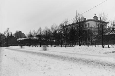 Talvinen näkymä Antinkadulta (=Lönnrotinkatu), Vanhan kirkon edestä luoteeseen kohti Kirkkotoria (=Lönnrotin puistikko).