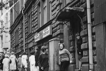 Nya svenska flickskolanin oppilaat lähdössä vanhasta koulutalosta Bulevardi 26:sta talon purkamisen vuoksi