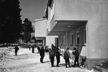 Oppilaita suksineen Käpylän ruotsinkielisen kansakoulun pihalla