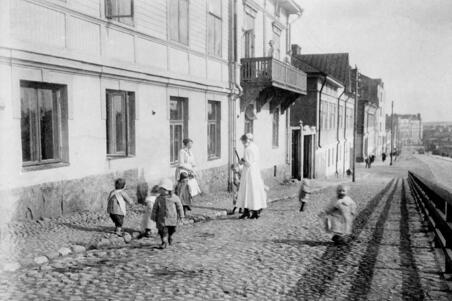Lastenlinnan potilaita, lastenhoitajia ja sairaanhoitaja  ulkoilemassa Lastenlinnan  edustalla Toisella linjalla