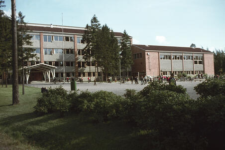 Pakilan kansakoulu (=Pakilan ala-asteen koulu), Halkosuontie 88
