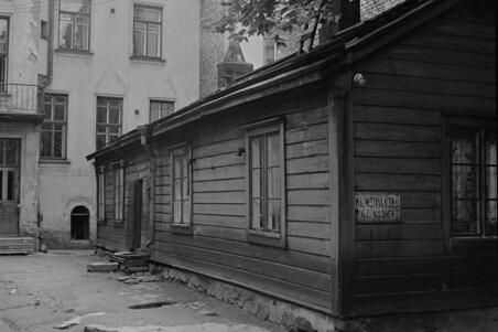Uudenmaankatu 24, pihalla puurakennuksessa Alli Nissisen valmistava koulu