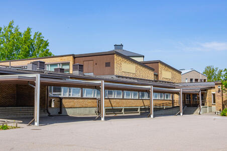 Haagan peruskoulun rakennus vuonna 2023.