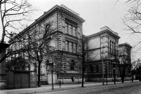 vanha mustavalkoinen kuva Helsingin eurooppalaisesta koulusta