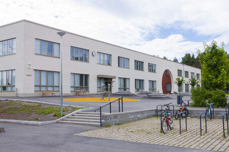 Kankarepuiston peruskoulun rakennus vuonna 2023.