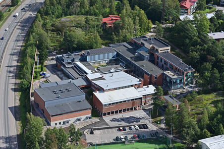 kuvassa Kulosaaren yhteiskoulun nykyinen koulurakennus