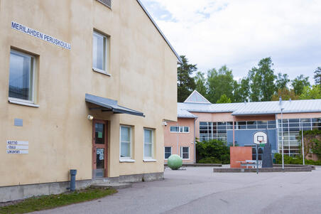 Merilahden peruskoulun piha