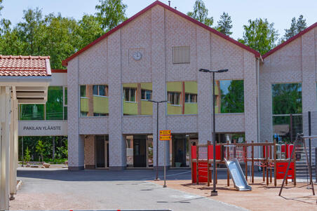 Pakilan yläasteen koulun rakennus ja edustaa vuonna 2023.