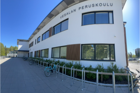 Vesalan peruskoulun rakennus osoitteessa Sakara 5.