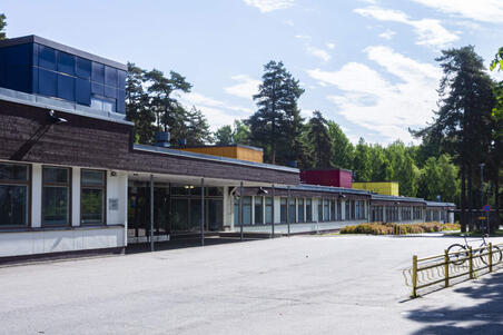 Vuosaaren peruskoulun rakennus Koukkusaarentien toimipisteellä.