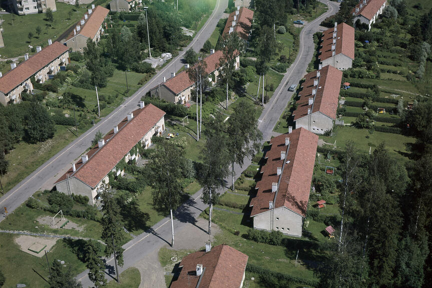 Radhus på flygbild, ett höghus uppe till vänster
