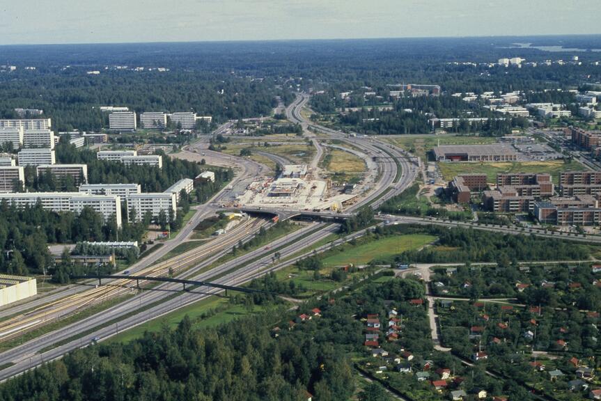 Ilmakuva rakenteilla olevasta Itäkeskuksesta. Oikealla uusia asuinkerrostaloja. Kuvan keskiosassa nykyisen ostoskeskuksen ja metroaseman kohdalla työmaa.