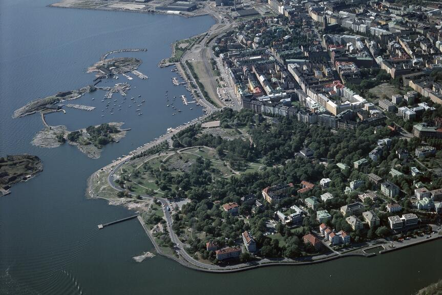 Kaivopuisto kuvattuna ilmasta idän suunnasta.