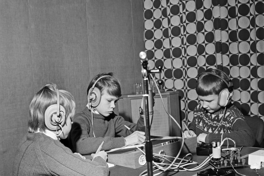 Tietokilpailu radiossa tammikuussa 1970. Loviisan ruotsinkielisen yhteislyseon oppilaat osallistuvat tietokilpailuun radiossa. Kuvassa Kimmo Havela, Olav Rosas ja Matti Seppälä.