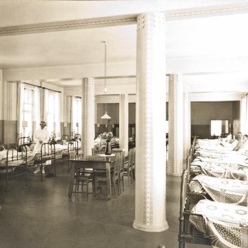 Potilaita makaa sängyillä Marian sairaalan potilassalissa.