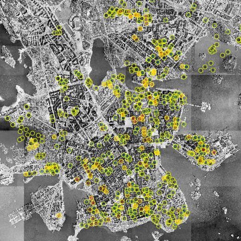 Kartta esittää Helsingin alueelle tippuneiden pommien sijainnit.