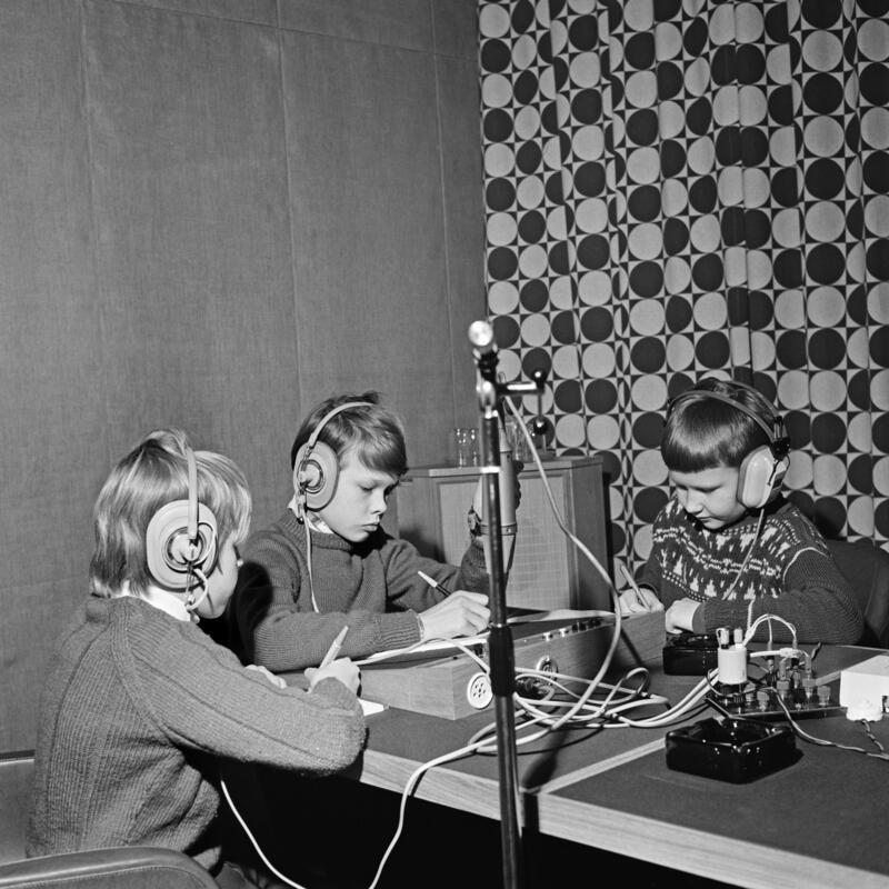 Tietokilpailu radiossa tammikuussa 1970. Loviisan ruotsinkielisen yhteislyseon oppilaat osallistuvat tietokilpailuun radiossa. Kuvassa Kimmo Havela, Olav Rosas ja Matti Seppälä.