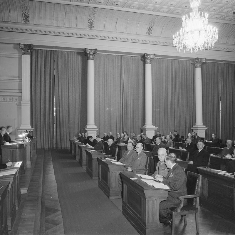 Valtuutetut ovat kokoontuneet Helsingin kaupunginvaltuuston kokoukseen 1940-luvun lopulla.