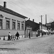 Mikonkatua vuonna 1909 Aleksanterinkadulle päin kuvattuna. Vasemmalla olevan puutalon kohdalta puhkaistiin Kaisaniemenkatu.
