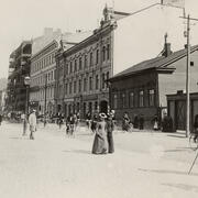 1 Mikaelgatan år 1898 avbildad mot Järnvägstorget. Kajsaniemigatan bröts upp vid det låga trähuset till höger. Bakom byggställningarna håller man på att bygga hotell Fennia.