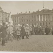 The victory parade of the Whites on the Senate Square on 16.5.1918. General Mannerheim is seen in the middle of the image. 