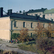 Den gula stenbyggnaden som fungerat som bibliotek i Tölö byggdes på 1820-talet som soldatapotek för ryska artilleri- och kosacktrupper. Tölö bibliotek fungerade i byggnaden mellan 1937 och 1970. Huset revs och på stället byggdes hotell Hesperia som färdigställdes 1972. Innan de gamla byggnaderna revs och ersattes med stora hotell var tomten en favorit bland nejdens barn med många gömmor och backåkningsmöjligheter.