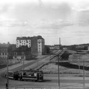 Läntinen Brahenkatu 2b, 6 - Josafatinkatu 5, 7.Oikealla Kallion urheilukenttä. Raitiovaunu kääntymässä Helsinginkadulle.