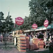 Moni helsinkiläinen tutustui Coca-Colaan ensimmäistä kertaa olympialaisten aikana. Virvoitusjuoman myyntipisteelle jonotetaan Hesperian puistossa.