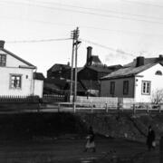 Taipale 4 ja 3 teurastuslaitokselle johtavan tien varressa. Huvilat sijaitsivat nykyisellä Hesperian Esplanadilla kohdalla Eteläinen Hesperiankatu 8 ja Pohjoinen Hesperiankatu 7–9 kohdalla. Taustalla näkyvä tehdasrakennus sijaitsi nykyosoitteessa Töölönkatu 26. Se oli Medican lääketehdas, joka purettiin 1970-luvun alussa. Rakennuksessa toimi aikaisemmin Westerlundin karamellitehdas. 