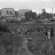 Barn lekande på impediment intill nuvarande Östra centrum år 1970. I bakgrunden höghus på Vanhalinnagränd 1. Foto: Eeva Rista / Helsingfors stadsmuseum