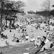 Sandudds badstrand (Sandstranden) öppnades midsommaren 1930. Här kunde män och kvinnor tillbringa tid tillsammans, vilket inte var möjligt på friluftsbad som Fölisöns och Hummelvikens. Stranden blev mycket populär redan på 1930-talet.
