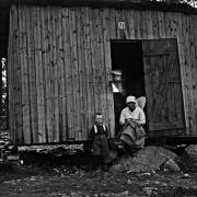 Väestönkasvu johti Helsingissä vaikeaan asuntopulaan vuosisadan alussa. Nainen ja poika ovat majoittuneet alun perin työkaluvajaksi tarkoitettuun hökkeliin Töölössä vuonna 1924.