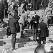 Peasant marchers on the Senate Square on 7.7.1930. The leader of the Lapua Movement, Vihtori Kosola, greets President Lauri Kr. Relander. 