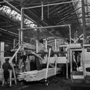 En tågvagn byggs i VR:s mekaniska verkstad i Böle 1946. Den mekaniska verkstaden var under sina glansår en av de största arbetsgivarna i hela landet.