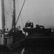 Kuorman purkua laivasta Sörnäisten satamassa vuonna 1940.