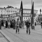 Vietnamin sodan vastainen mielenosoitus Senaatintorilla vuonna 1973. Harri Ahola, HKM, Finna.