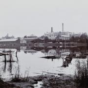 Töölön sokeritehdas 1890-luvulla. Sokeritehdas aloitti toimintansa vuonna 1806 Senaatintorin reunalla nykyisessä Kiseleffin talossa. Paloturvallisuuden ja hajuhaittojen takia tehdas siirrettiin vuonna 1823 kaupungin ulkopuolelle Töölön­lahden rannalle. Tehdas toimi Töölönlahden rannalla vuoteen 1965 saakka, jolloin tuotanto siirrettiin Kirkkonummelle. Myöhemmin tehtaan paikalle nousi oopperatalo.