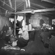 Vuokrasäännöstelyn purkamisen jälkeen asunnottomaksi jääneitä ihmisiä Suvilahden kasarmilla, jonne järjestettiin tilapäismajoitusta. Kuva vuodelta 1924. 