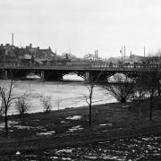 Puinen Pitkäsilta vuonna 1909. Historiansa aikana Silta on rakennettu uudelleen lukuisia kertoja. Syynä on ollut niin sillan polttaminen tarkoituksella vetäytyvän Ruotsin armeijan toimesta, kuin raskaammaksi muuttunut liikennekin.