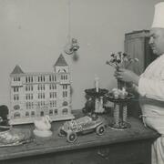 Hotelli Kämpin keittiömestari valmistaa kondiittorin taidonnäytteitä.