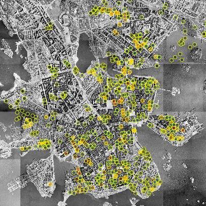 Kartta esittää Helsingin alueelle tippuneiden pommien sijainnit.